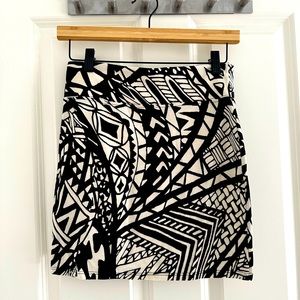 Bodycon mini skirt. Black and off-white. Size S by Silence + Noise